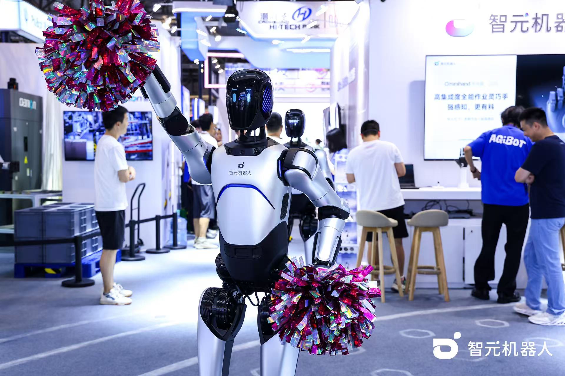 AG恒峰机器人 WAIC 首日展台火爆，机器人家族集体打工忙不停
